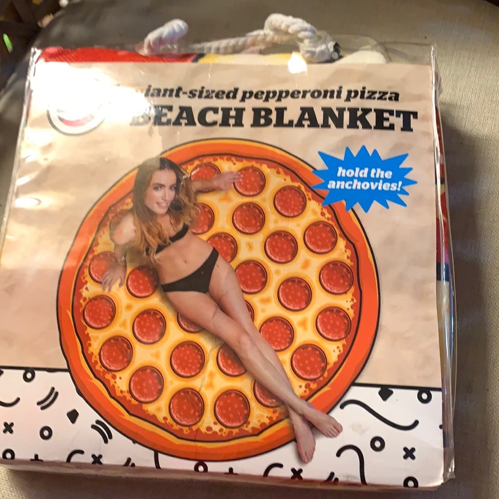 New Bigmouth Giant Pizza Beach Blanket NWT
